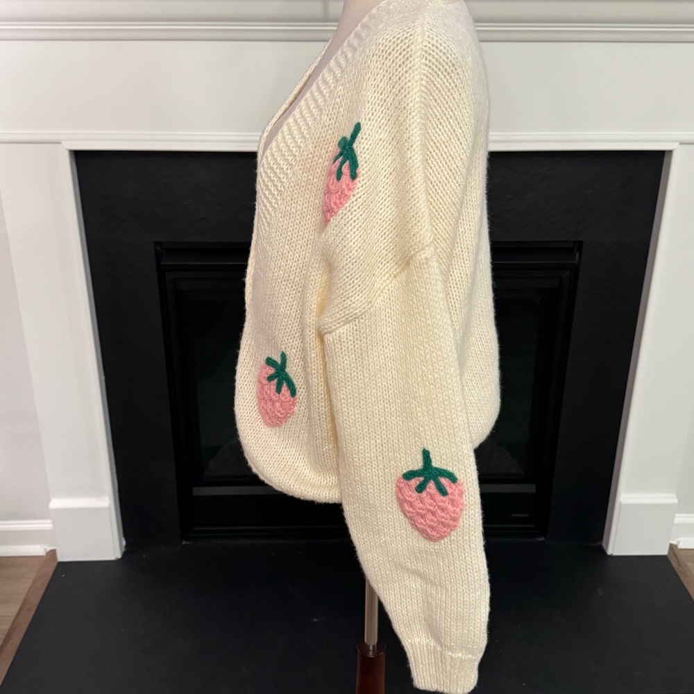 🍓 Luna Ivy Cream Knit Strawberry Cardigan (L) - Picture 3 of 9